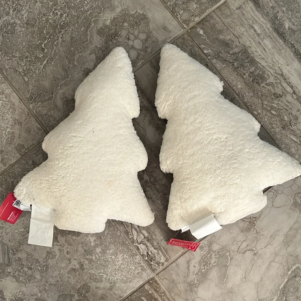 Set of 2 Reversible Holiday Plaid Tree Pillows, 15”x20” New w/Tag $29.99/each
